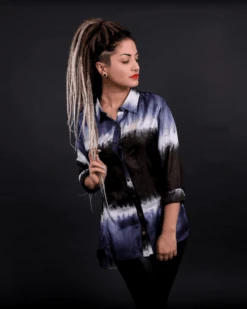 Seidenbluse Universe Ocean 13 Seidenbluse Universe Ocean -Herz Schmuck Geschaft Bluse Damen Lange Bluse Bluesenkleid Vokuhila Bohemian Batik DYE exclusive Fashion Schweiz Seide Silk Universe Ocean blau schwarz Martina Leupi 2 185821