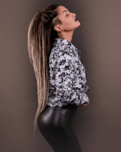 Bluse The Astraea 18 Bluse The Astraea -Herz Schmuck Geschaft Bluse Damen Lange Bluse Bluesenkleid Vokuhila Bohemian Batik DYE exclusive Fashion Schweiz Viskose The Astraea schwarz weiss Martina Leupi 1 458132