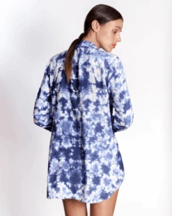 Bluse The Frejya -Herz Schmuck Geschaft Bluse Damen Lange Bluse Bluesenkleid Vokuhila Bohemian Batik DYE exclusive Fashion Schweiz Viskose The Frejya blau weiss Karla Pires Lookbook 3 885389