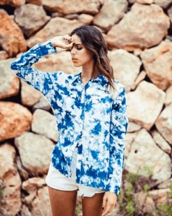 Bluse The Frejya -Herz Schmuck Geschaft Bluse Damen Lange Bluse Bluesenkleid Vokuhila Bohemian Batik DYE exclusive Fashion Schweiz Viskose The Frejya blau weiss Karla Pires Shooting 1 116332