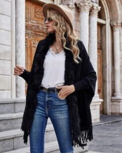 Poncho Cape Viola 19 Poncho Cape Viola -Herz Schmuck Geschaft Cape Poncho Strickjacke Cardigan Damen Fransen Kunstfell Kragen Kunstpelz Winter Herbst Fashion Bekleidung Damen Schweiz JustStyle Viola schwarz 3 947578