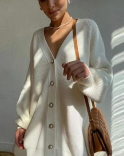 Langer Cardigan Miriam -Herz Schmuck Geschaft Cardigan Strickjacke gerippt lang oversize weit Knitted Strickajcken Knoepfe Perlen Miriam weiss 2