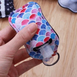 Desinfektionsmittelspender | Anhänger "different Styles" 25 Desinfektionsmittelspender | Anhänger "different Styles" -Herz Schmuck Geschaft Desinfektionsmittelspender Hand Desinfektionsbehaelter Haendedesinfektions Spender Anhaenger Details 3 913750