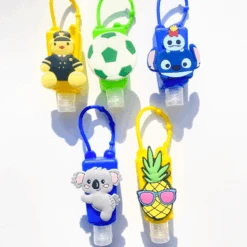 Kinder Desinfektionsspender Anhänger | Hey Kids -Herz Schmuck Geschaft Desinfektionsspender Desinfektionsmittel Anhaenger Desinfektionanhaenger Kinder Zubehoer Schutz Schutzzubehoer Kinderschutz Covid 19 diverse Farbe alle Farben Hey Kids jungs Buben All