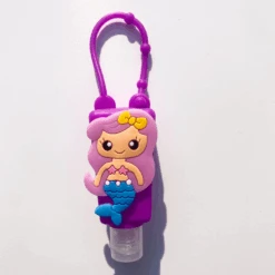 Kinder Desinfektionsspender Anhänger | Hey Kids -Herz Schmuck Geschaft Desinfektionsspender Desinfektionsmittel Anhaenger Desinfektionanhaenger Kinder Zubehoer Schutz Schutzzubehoer Kinderschutz Covid 19 diverse Farbe alle Farben Hey Kids lila violett Me