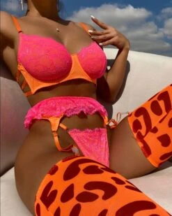 Dessous Strapsen Set Macey 10 Dessous Strapsen Set Macey -Herz Schmuck Geschaft Dessous Lingerie Set Damen Reizwaesche BH String Strapsen Halterung Strapsen Leopard Print Ruffle Lace Spitzen Erotische Unterwaesche orange pink Macey 4