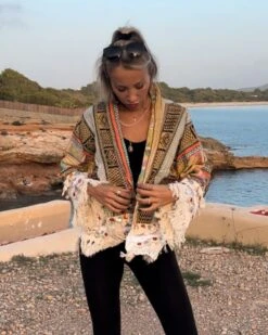 Boho Jacke Oaxaca -Herz Schmuck Geschaft Jacke Boho Damen Hippie Style Uebergangsjacke Fransen Cape Ethno Muster Bohemian Fashion gelb schwarz orange beige Oaxaca Cindy Boccia JustStyle Ibiza 6