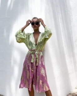 Boho Kimono Tranquil 9 Boho Kimono Tranquil -Herz Schmuck Geschaft Kimono Cardigan Festival Outfit Boho Kleidung Damen Batik Farbverlauf goldene Details handgemacht Indien JustStyle hellgruen rosa pink gold Tranquil 3