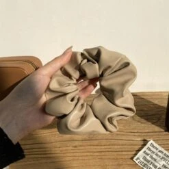 Leder Style Scrunchies Roma 16 Leder Style Scrunchies Roma -Herz Schmuck Geschaft Leder Scrunchies Haargummi Haarband Kunstleder Haaraccessoires elastisch Scrunchie Roma beige hellbraun 1 273124