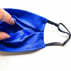 Baumwolle Stoff Maske Rina -Herz Schmuck Geschaft Mundschutz Maske Stoffmaske Gesichtzsmaske Hygienemaske Swissmade dunkeblau weisser Dekorand Korin joana detail 3 423d9726 5dca 493d bd97 4c78600d5e72