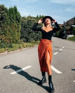 Pareo Tuch Kovalam -Herz Schmuck Geschaft Pareo Tuch Indian Fashion Style Goa Om Zeichen Hippie Boho Wickeltuch Kovalam orange schwarz Rock Square Shirt Anetta Cindy 2 714203