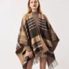 Poncho Cape Malou 1 Poncho Cape Malou -Herz Schmuck Geschaft Poncho Cape Asymmetrisch kariert Herbst Fransen Braun Toene Fashion Style Schweiz Malou braun beige 1 904494