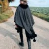 Poncho Cape Pompom Chic -Herz Schmuck Geschaft Ponchos Capes Schal Damen Bekleidung Fashion Poncho Cape Winter Herbst Kleidung Pompoms Kunstfell Hahnentritt Muster Pompom Chic grau schwarz Cindy 1
