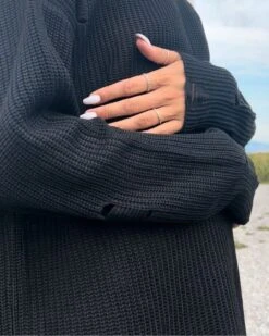 Langer Cut-Out Pullover Paulina -Herz Schmuck Geschaft Pullover Sweater Hoodie Knitted Strick Strickpulli lang Oversized Cut Outs Paulina schwarz Cindy 4