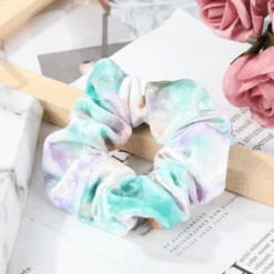 Scrunchie Velvet Batik -Herz Schmuck Geschaft Scrunchie haargummi velvet samt weich scrunchies viele farben haare haarschmuck haarband schweiz tie batik bohemian hellblau lila 229436