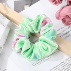 Scrunchie Velvet Batik -Herz Schmuck Geschaft Scrunchie haargummi velvet samt weich scrunchies viele farben haare haarschmuck haarband schweiz tie batik bohemian hellgruen rosa 101669