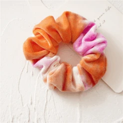 Scrunchie Velvet Batik -Herz Schmuck Geschaft Scrunchie haargummi velvet samt weich scrunchies viele farben haare haarschmuck haarband schweiz tie batik bohemian orange pink 102734