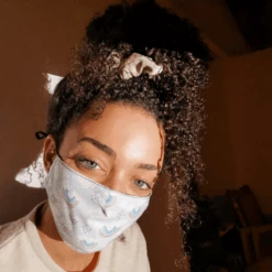 Seiden-Baumwolle Schutzmaske Rainbow -Herz Schmuck Geschaft Seidenmaske Stoffmaske Seiden Stoffmaske Corona Atemschutz Antipickel Maske Mundschutz Seide Regenbogen hellblau Rainbow Jasmine 2 892469