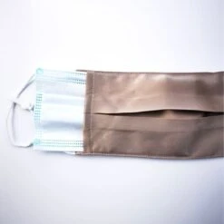 Seidenmaske Silky Moods 27 Seidenmaske Silky Moods -Herz Schmuck Geschaft Seidenmasken Stoffmasken Mundschutz Schutzmasken Schweiz Textilmasken Seide Maulbeerseide Silk Mulberry Einlage Einwegmaske Nasenbuegel hochwertig Silky Moods Filter champagne beige 2