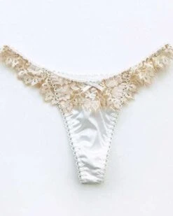 Sensual Dessous Set Saelly -Herz Schmuck Geschaft Sensual Lingerie Dessous Erotik Reizwaesche Spitzen Lace Blumenmuster Zweierset Crop Top BH String Tanga Saelly weiss 3