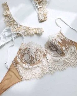 Sensual Dessous Set Saelly -Herz Schmuck Geschaft Sensual Lingerie Dessous Erotik Reizwaesche Spitzen Lace Blumenmuster Zweierset Crop Top BH String Tanga Saelly weiss 5