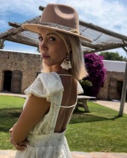 Boho Kleid Divine Grace -Herz Schmuck Geschaft Sommerkleid Damen Midi Kleid Bohochic Ruffle Perlen Stickerrei luftigen Hippiechic Baumwolle Hochwertig Divine Grace Creme Beige Cindy Boccia Ibiza 3