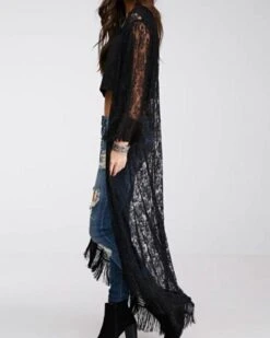 Spitzen Kimono Josephine 8 Spitzen Kimono Josephine -Herz Schmuck Geschaft Spitzen Kimono Cardigan Lace Fransen Schwarz lang Rosen Blumen Muster asymmetrisch Josephine 2 623063