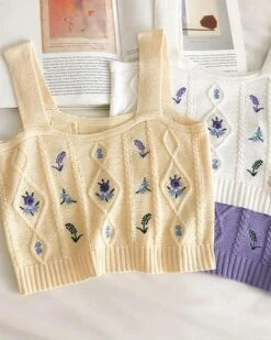 Strick Crochet Top Iris -Herz Schmuck Geschaft Stricktop Crochet Top Crop Top Feinstrick Blumen Damen Zopfmuster Blumenstickerei Iris gelb weiss lila 1 150541