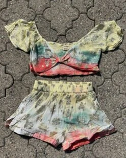 Zweierset Shorts & Top Essence -Herz Schmuck Geschaft Zweiteiler Zweierset Set Damen Shorts kurze Hose Crop Top Bohochic Hippiechic Batik Farbverlauf goldene Details Essence gelb gruen rot rosa Detail 1