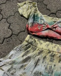 Zweierset Shorts & Top Essence -Herz Schmuck Geschaft Zweiteiler Zweierset Set Damen Shorts kurze Hose Crop Top Bohochic Hippiechic Batik Farbverlauf goldene Details Essence gelb gruen rot rosa Detail 2