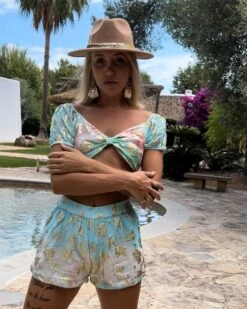 Zweierset Shorts & Top Essence -Herz Schmuck Geschaft Zweiteiler Zweierset Set Damen Shorts kurze Hose Crop Top Bohochic Hippiechic Batik Farbverlauf goldene Details Essence hellblau rosa 3