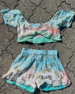 Zweierset Shorts & Top Essence -Herz Schmuck Geschaft Zweiteiler Zweierset Set Damen Shorts kurze Hose Crop Top Bohochic Hippiechic Batik Farbverlauf goldene Details Essence hellblau rosa Detail 1