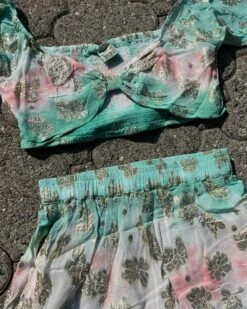 Zweierset Shorts & Top Essence -Herz Schmuck Geschaft Zweiteiler Zweierset Set Damen Shorts kurze Hose Crop Top Bohochic Hippiechic Batik Farbverlauf goldene Details Essence hellgruen rosa Detail 1