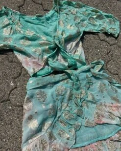 Zweiteiler Set Rock & Top Serena -Herz Schmuck Geschaft Zweiteiler Set Zweierset Boho Bohochic Wickelrock Rock Wickelbluse Bluse Damen Hippiechic goldene Details Batik Farbverlauf Serena hellgruen rosa Detail 2