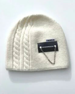Beanie Showroom 12 Beanie Showroom -Herz Schmuck Geschaft beanies muetzen beanie damen herren fashion style detaul anheanger wintermuetzen showroom weiss 1