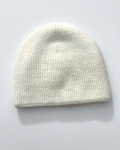 Beanie Showroom 17 Beanie Showroom -Herz Schmuck Geschaft beanies muetzen beanie damen herren fashion style detaul anheanger wintermuetzen showroom weiss 2