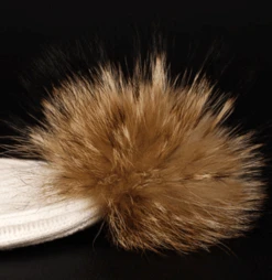 Mütze Mit Fellbommel -Herz Schmuck Geschaft image 1a8656c6 1cb5 4dcf a405 0c596b35b799 734581