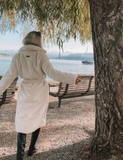 Teddy Mantel Gstaad -Herz Schmuck Geschaft image a68af343 87a2 4dd8 8053 5439372b1bd1 856216