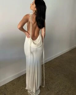 Langes Rückenfreies Kleid Luma -Herz Schmuck Geschaft langes Sommerkleid Damen Kleid Rueckenfrei Wasserfall Ausschnitt offener Ruecken duenne Traeger bodenlang Maxikleid off white weiss Luma 6